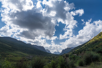 莲宝叶则山谷山脉蓝天白云背景