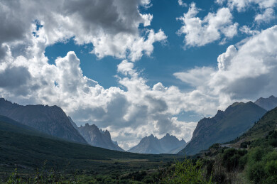 莲宝叶则山谷山脉蓝天白云背景