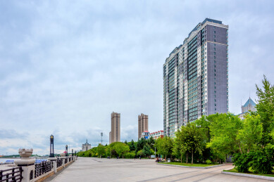 中国黑龙江黑河市江边城市风光