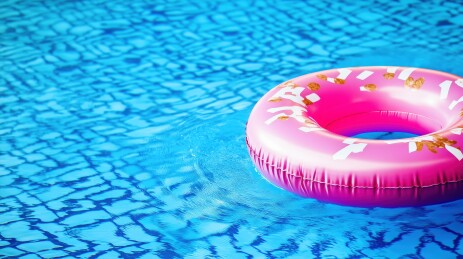 泳池里的粉色甜甜圈泳圈