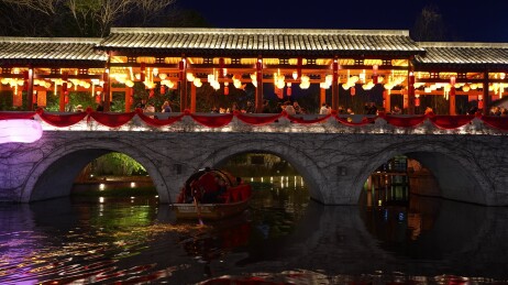 夜色中古桥廊亭灯笼映水景