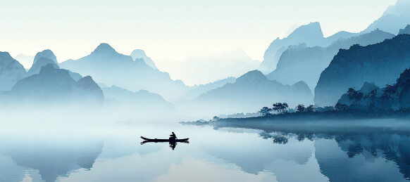 雾中湖面独舟泛行