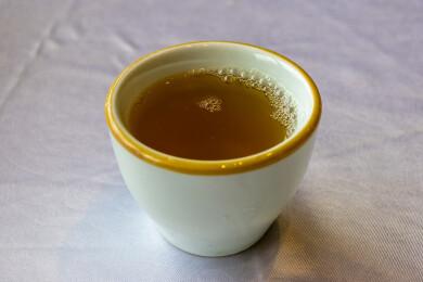 茶杯中的茶汤特写