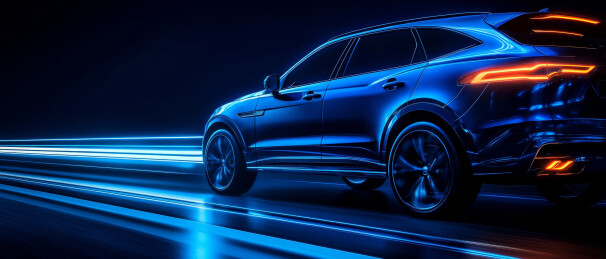 夜间行驶的汽车