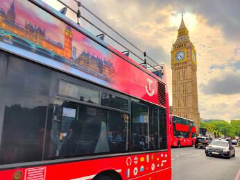 英国伦敦的大本钟与议会大厦与红色巴士