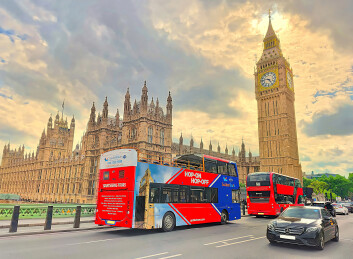 英国伦敦的大本钟与议会大厦与红色巴士