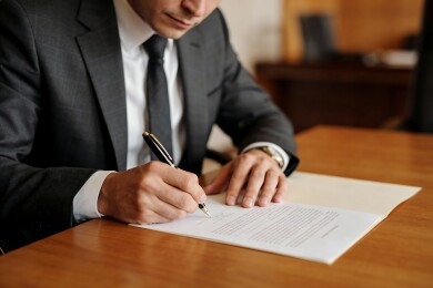 商务人士签署文件