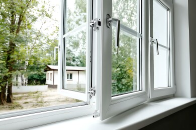 白色推拉窗户外景