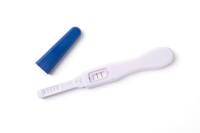 白色背景上的一支验孕棒