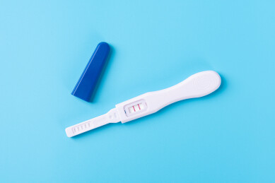 蓝色背景上的一支验孕棒