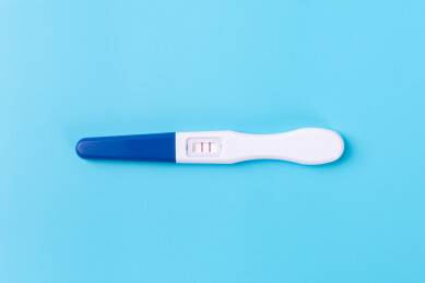 蓝色背景上的一支验孕棒