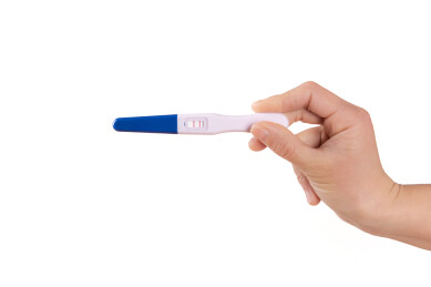 手拿验孕棒特写白色背景