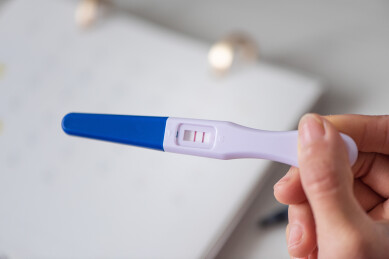 女性手拿验孕棒特写