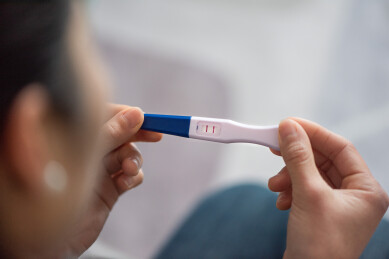 女性手拿验孕棒特写