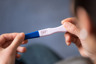 女性手拿验孕棒特写