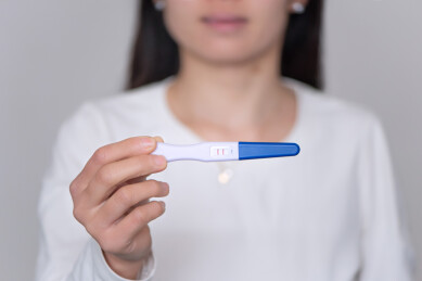 女性手拿验孕棒特写