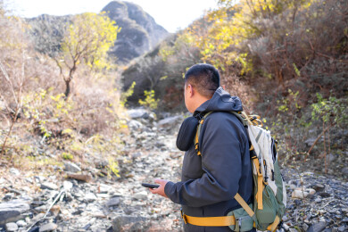 山谷里休息的徒步驴友