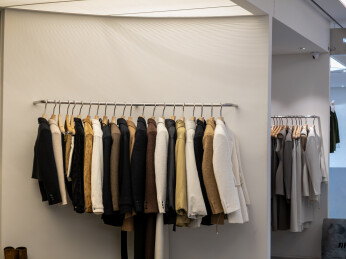 现代简约风格服装精品店室内陈列空间特写
