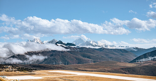 中国四川甘孜康定机场雪山观景台