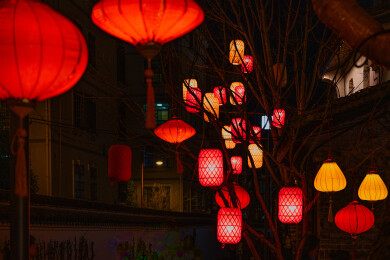 浙江金华义乌西门老街节日灯笼挂树梢