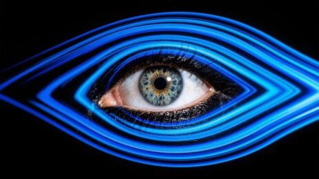 蓝色光效环绕的人眼特写