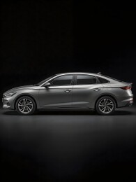 银色轿车侧面展示