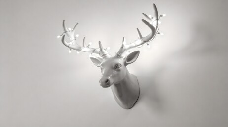 白色鹿头挂饰点缀灯光