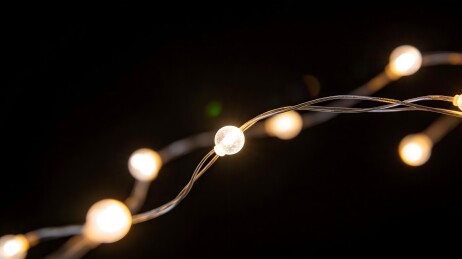 夜色中闪烁的灯串