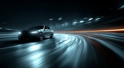 黑夜中高速行驶汽车动感图