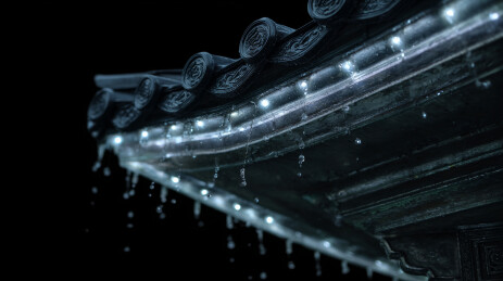 深夜雨水从古建筑瓦片屋檐缓缓滴落