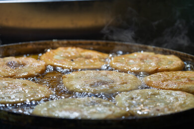 锅中油煎肉饼金黄冒热气