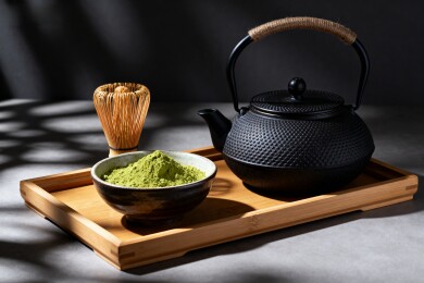 黑色铁壶竹筛与抹茶粉
