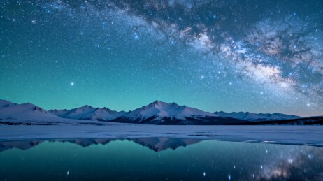 星空倒影下的雪山静谧美景