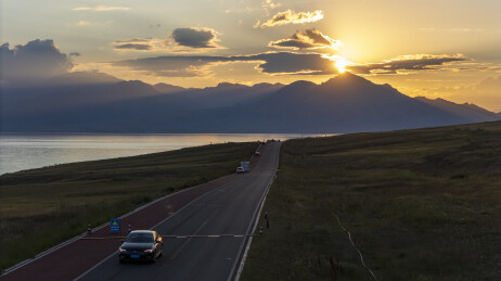 赛里木湖日落时分公路与远山湖景