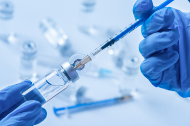 手拿注射器医疗疫苗