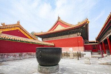 北京故宫养心殿庭院中的铜缸