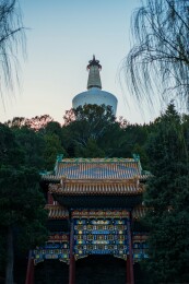 登上北海公园内的琼华岛