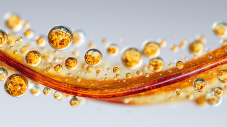 流动的金色液滴与纤维结构艺术图