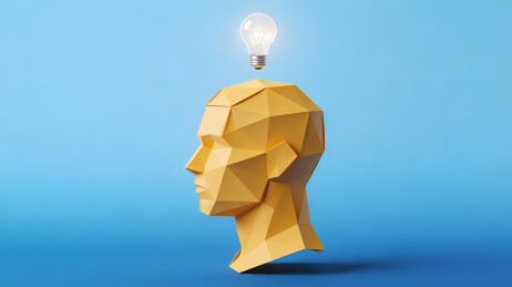 金色侧像与灵感灯泡