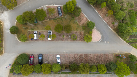 绿色环绕的宜章腊月古村停车场航拍