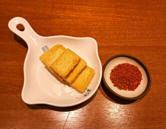 爆浆豆腐和辣椒粉蘸碟