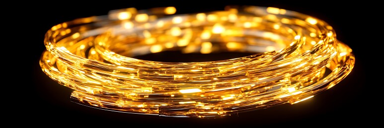 金色灯串缠绕发光
