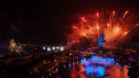 航拍中国珠海横琴长隆海洋王国夜景烟花秀