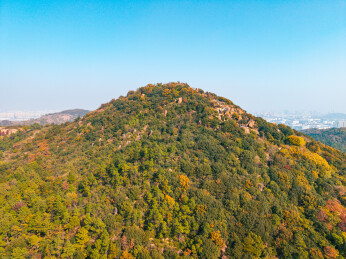 苏州天平山秋日山林航拍美景