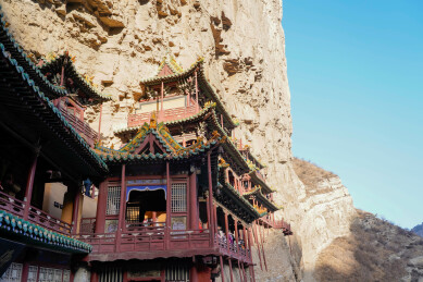 悬空寺依崖而建的古寺建筑群