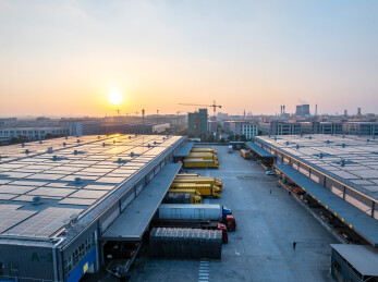 工业厂区日落时分装卸作业场景