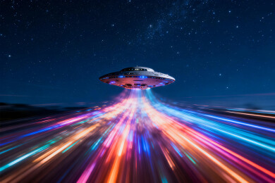 一架飞碟UFO在夜空中极速飞驰