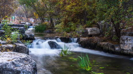 北京奥森公园小溪瀑布自然风景