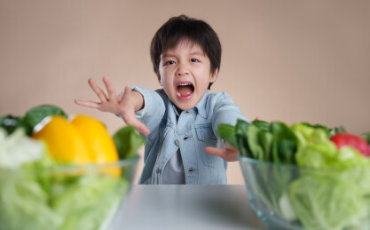 孩子与新鲜蔬菜