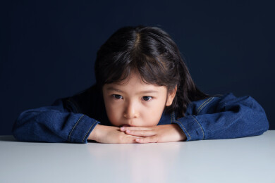 小女孩趴在桌上